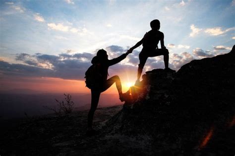 Premium Photo Man Helping A Woman To Up On The Mountain In Hiking