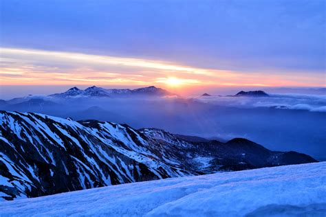 雪山から拝む日の出の写真素材 ぱくたそ