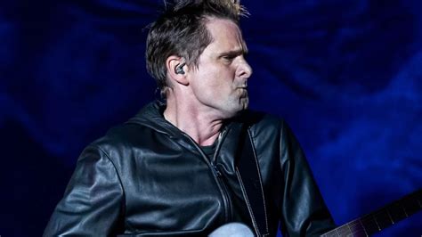 Matt Bellamy rompió su guitarra en concierto de Muse y se la regala a ...