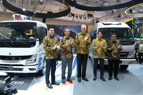 Luncurkan Canter Bus Dan Rayakan Tahun Canter Mitsubishi Fuso