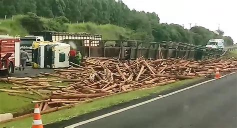 Carreta Toras De Madeira Tomba Em Rodovia De Arei Polis Bauru E