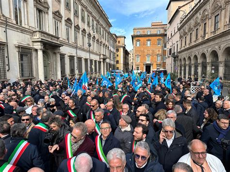 Roma Sindaci Del Cilento Con De Luca La Protesta Contro Lautonomia