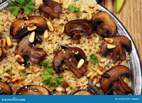 Risotto Met Paddestoelen Verse Kruiden En Parmezaanse Kaaskaas Stock