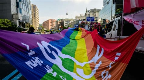 Berliner Tageszeitung Milhares De Pessoas Celebram O Dia Do Orgulho