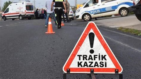 İzmir de feci kaza Otomobille motosiklet çarpıştı 3 ölü