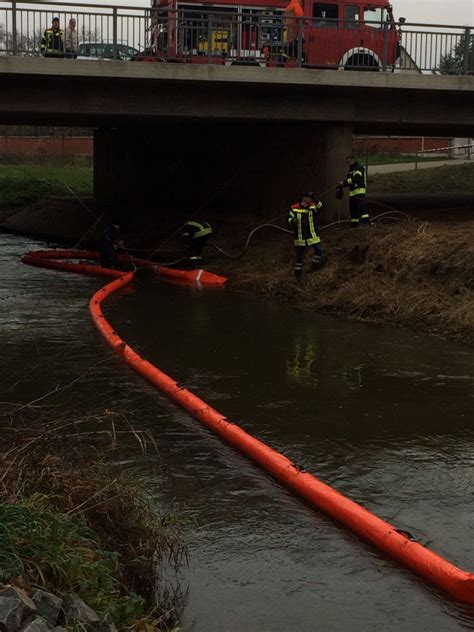 Öl auf Gewässer Freiw Feuerwehr Celle