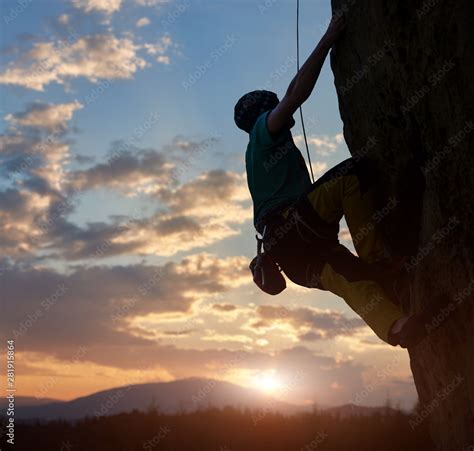 Foto De Silhouette Of Man Climbing On Rock Climber Training On Natural