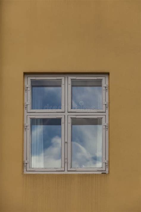 Fenster Auf Der Bunten Fassade Stockbild Bild Von Fassade Weinlese