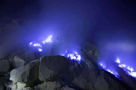 Natural Wonders: The Blue Fire of Kawah Ijen » Explorersweb