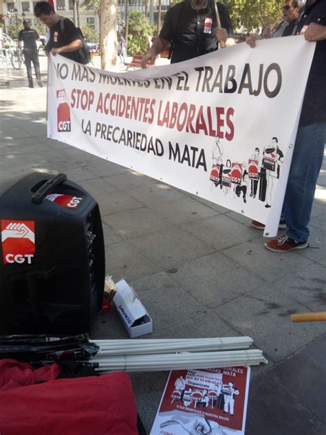 CGT protesta en València contra la precariedad y las muertes en el