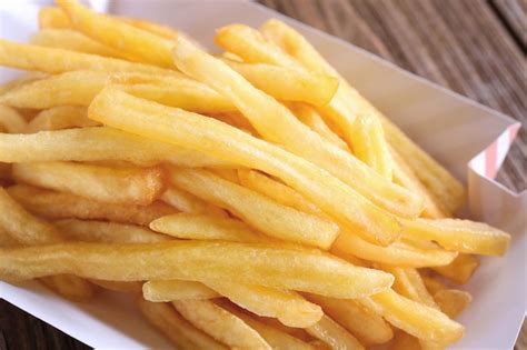 Premium Photo Paper Container With Yummy French Fries On Table Closeup