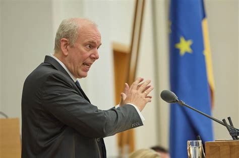 Saarland Finanzminister Jakob von Weizsäcker bringt Etat für 2022 und