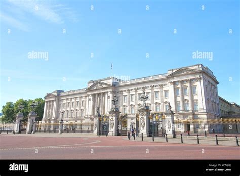 Buckingham palace historical building London UK Stock Photo - Alamy