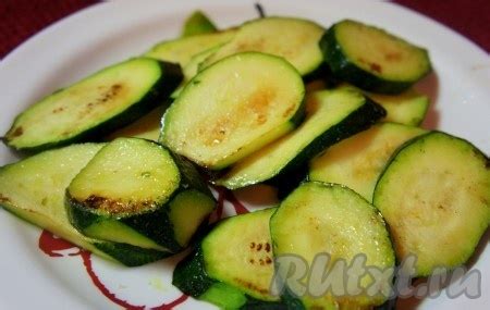 Вкусная куриная грудка на овощной подушке: 8 фото в рецепте