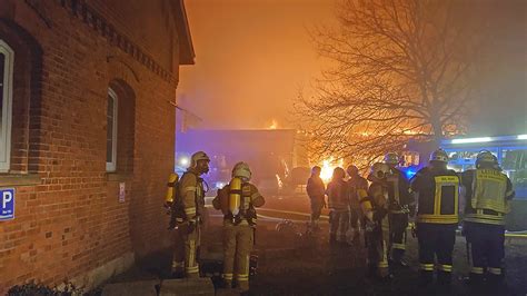 Großbrand in Niedernwöhren 200 Einsatzkräfte am Neujahrstag im Einsatz