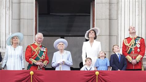 Thronjubiläum Queen erscheint zu Trooping The Colour auf dem Balkon