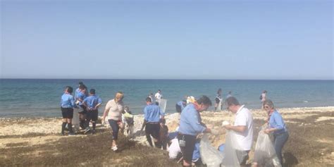 Sindaco E Volontari Ripuliscono La Spiaggia A Menfi Giornale Di Sicilia