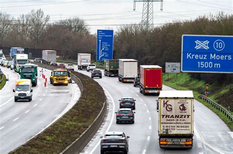 Engp Sse Zwischen Kreuz Moers Und Krefeld Zentrum In Beiden