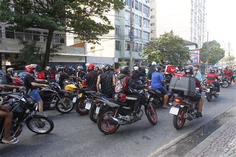 Após morte de motoboy em briga de trânsito entregadores fazem protesto