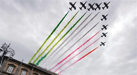 Le Frecce Tricolori Sorvolano Napoli Il Giuramento Dei Cadetti Dell