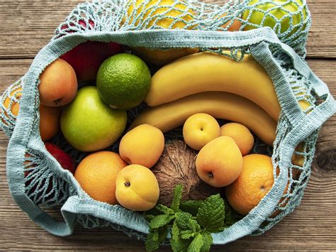 Bolsa De Malla Con Frutas Org Nicas Sobre Fondo De Madera Foto