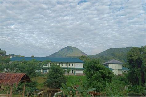 Wisatawan Diimbau Tak Dekati Kawah Tompaluan Gunung Lokon Sulawesi