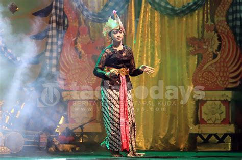 Tadatodays Parade Budaya Dan Pentas Seni Di Alun Alun Kolaborasi