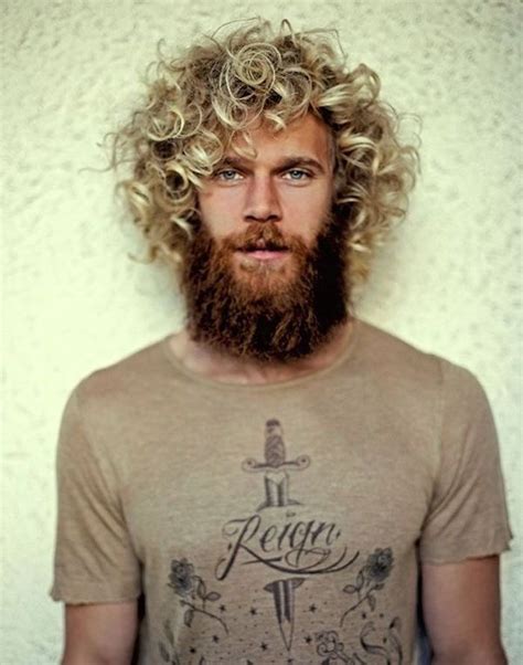 Homme Hipster Avec Longue Barbe Rousse Et Meches Blondes Sur Cheveux