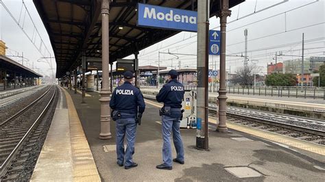 Cucciola Di Pastore Belga Scende Dal Treno A Modena E Va Sui Binari