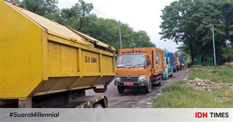 Tpst Piyungan Ditutup Truk Sampah Di Sleman Parkir Di Depo