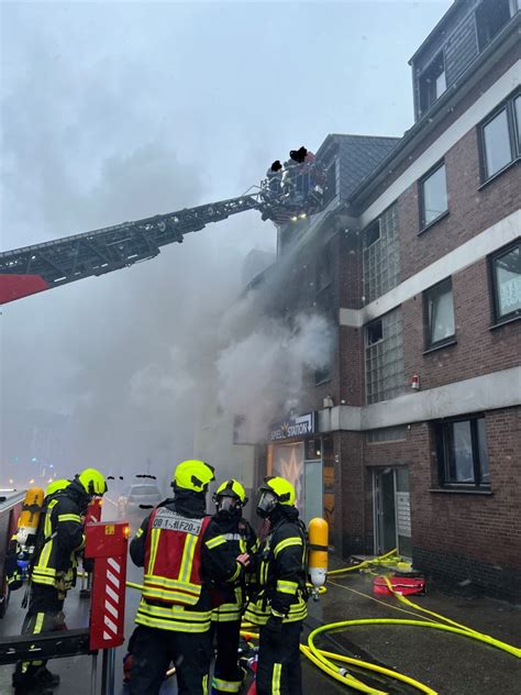 Oberhausen Feuer In Wohnhaus Mann Stirbt Nach Sturz Aus Stock