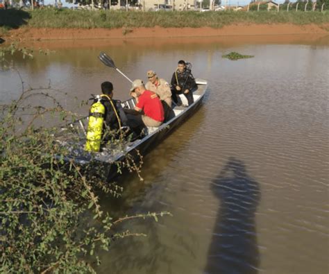 Pai pula em piscinão para tentar tirar filho que fugiu para a água