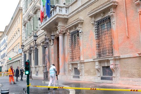 Clima Imbrattata La Facciata Di Palazzo Madama Il Manifesto