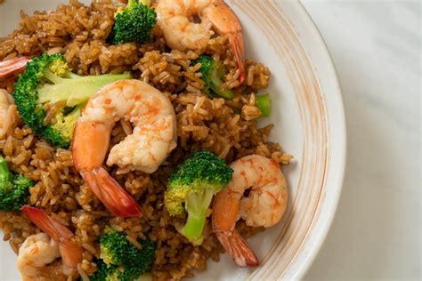 Arroz frito con brócoli y gambas estilo de comida casera Foto Premium