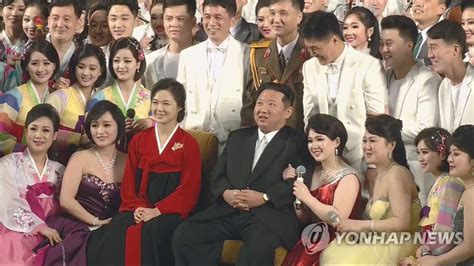 金正恩夫妇与参演人员合影 韩联社