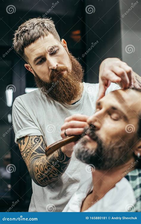 Feche A Barba Do Homem Barbudo Cortando A Barba Do Cliente Imagem De