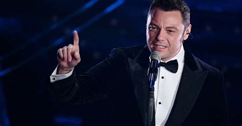 Tiziano Ferro il suo primo romanzo La felicità al principio