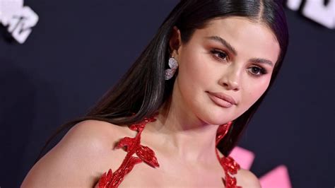 Selena Gomez Just Had The Most Relatable Wardrobe Malfunction Nbc Boston