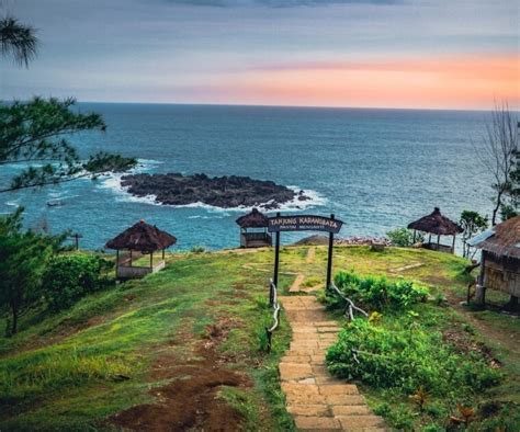 Spot Foto Pantai Menganti Kebumen Htm Rute Jam Buka