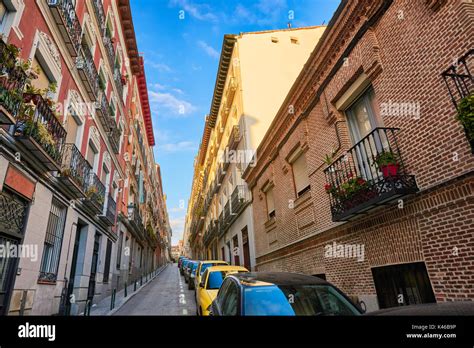 Calle angosta en el barrio de Lavapiés Madrid España Fotografía de