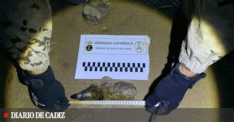 La Unidad De Buceo De C Diz Neutraliza Un Proyectil Hallado En La Playa