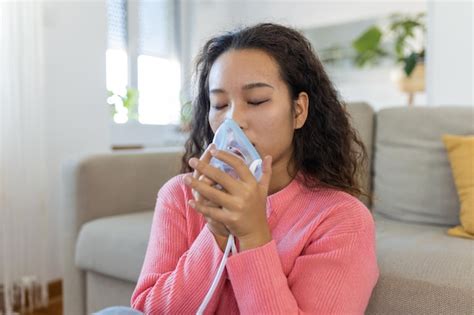 Mulher asiática doente fazendo remédio para inalação é o melhor remédio