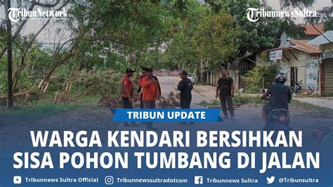 Warga Kadia Bersihkan Sisa Pohon Tumbang Di Jl Antero Hamra Kendari