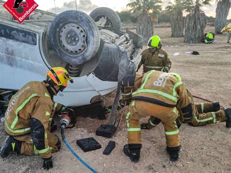 Un Fallecido Y Ocho Heridos Tras Volcar Una Furgoneta En La Ap 7 En