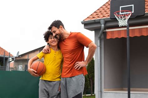 Pai E Filho Jogando Basquete Juntos No Quintal Foto Premium