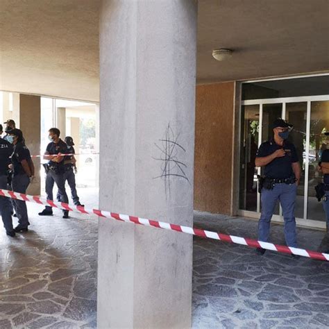 Cremona Uccide La Madre Con Una Coltellata Preso Mentre Vaga Nella