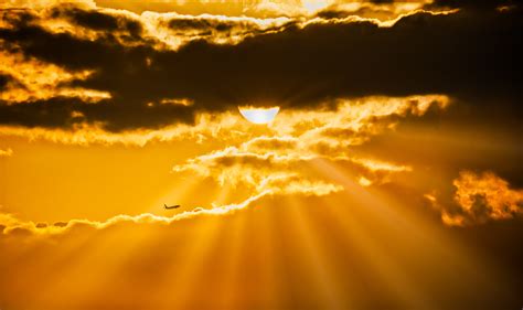 無料画像 空 自然 昼間 太陽光 黄 雲 熱 オレンジ 雰囲気 日没 地平線 日の出 残光 朝 イブニング アンバー 水 落ち着いた 天体 卵丘