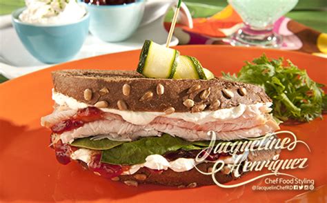 SANDWICH DE PECHUGA DE PAVO AHUMADA CON CRANBERRY Jaqueline Henriquez