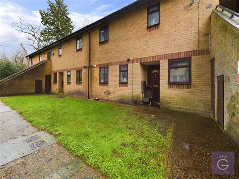 2 Bed Maisonette For Sale In Blewburton Walk Bracknell Rg12 £250 000