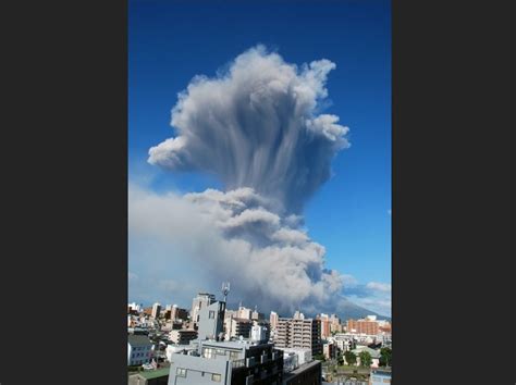 En Images Un Nuage De Cendres Recouvre Une Ville Du Japon